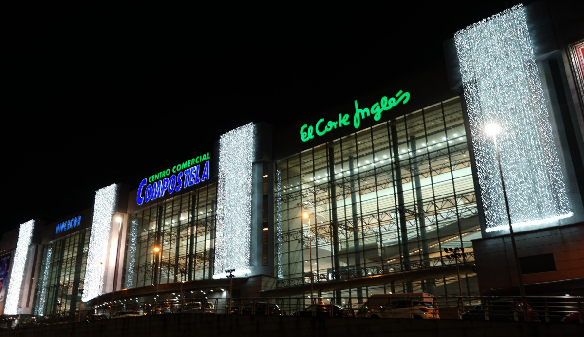 Fachada con luces de Navidad en el Corte Inglés de Santiago de Compostela