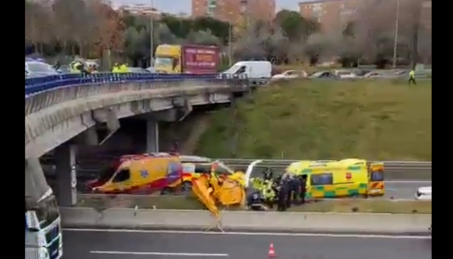 VÍDEO: Un helicóptero cae y se estrella en la M-40 de Madrid