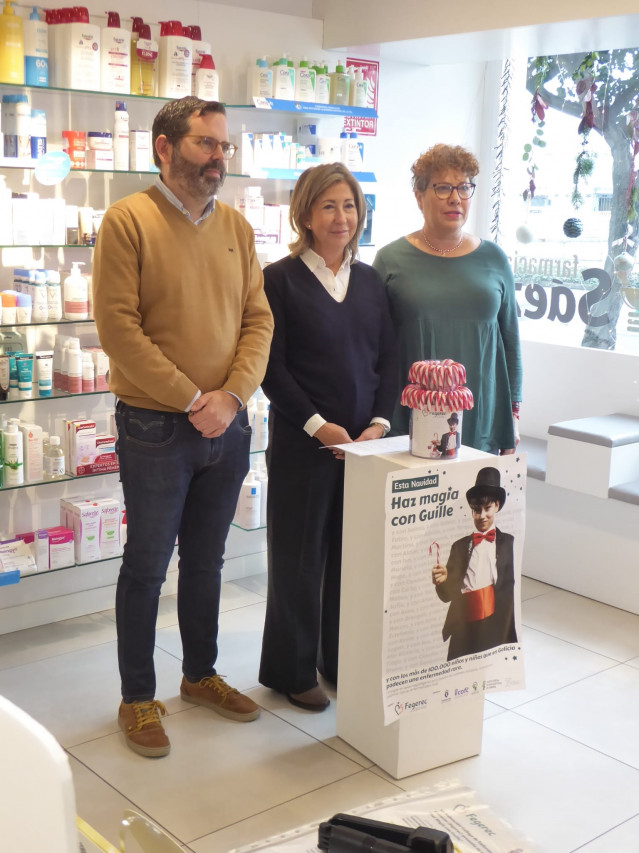 La presidenta de la Fegerec, Francisca Luengo, y la presidenta del Colegio Oficial de Farmacéuticos de A Coruña, Sara Catrain, en la presentación de 'Haz magia con Guille'