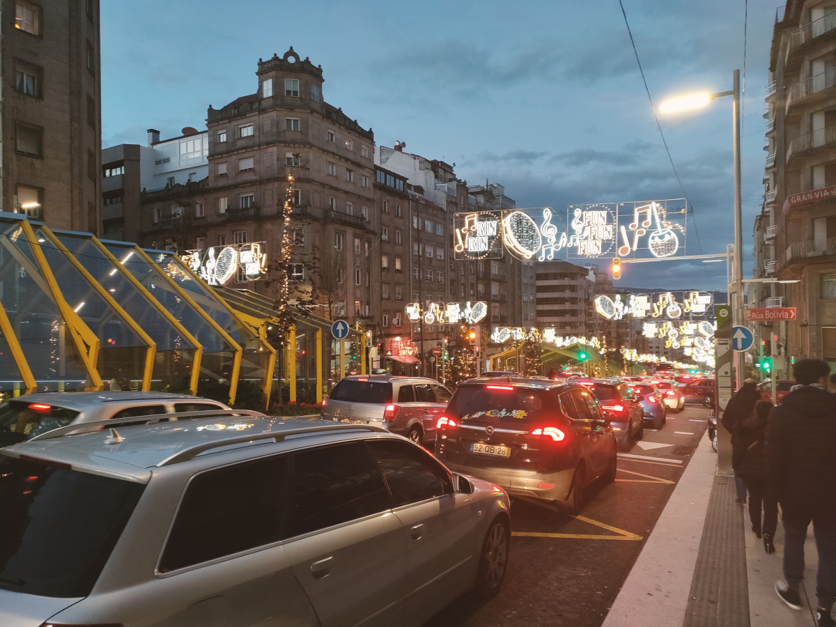 Atasco registrado en una calle de Vigo.