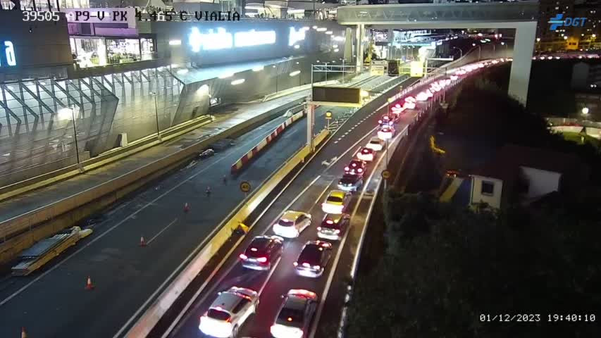 Entrada 9V de la AP 9 a Vigo colapsada a las 8 de la noche en una imagen de DGT