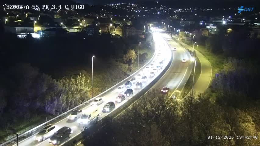 Entrada de la autovu00eda A55 a Vigo colapsada a las 8 de la noche en una imagen de DGT