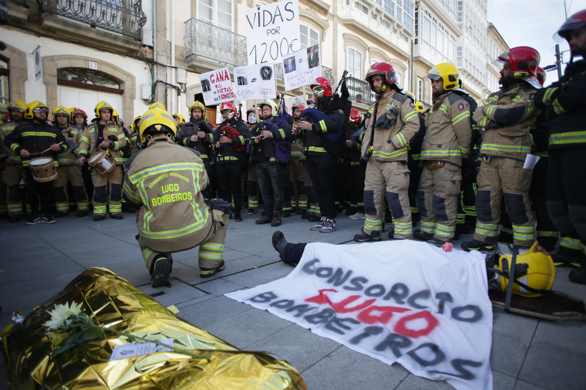 Archivo - Decenas de bomberos de los parques comarcales de Galicia durante la protesta por una mejora de las condiciones laborales, frente a la Diputación de Lugo, a 31 de octubre de 2023, en Lugo, G