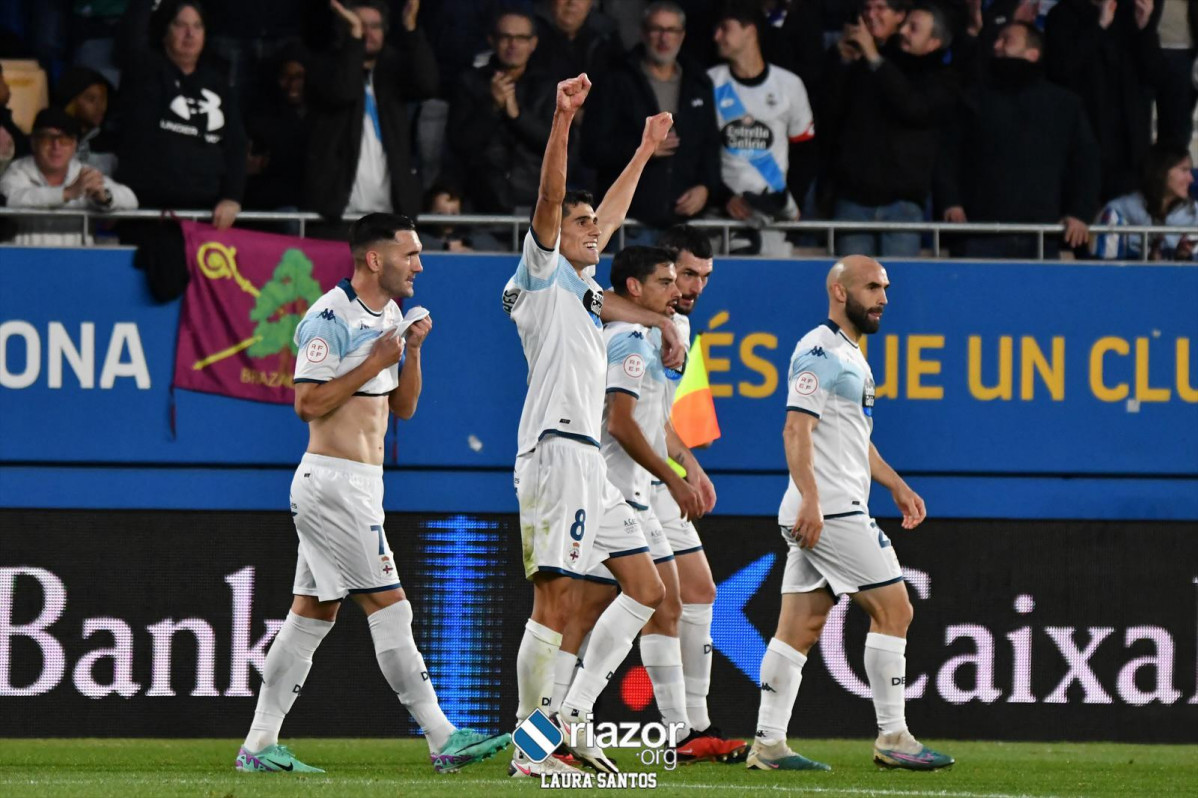 Los jugadores del deportivo celebran el primero de sus goles