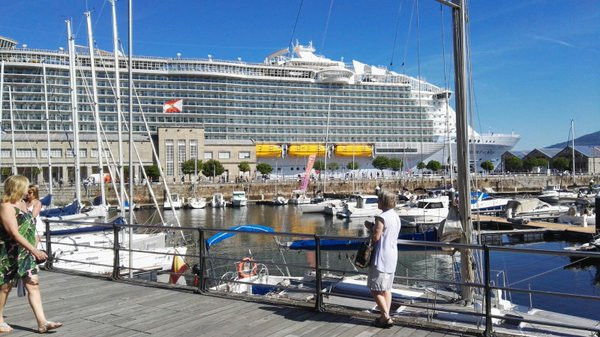 El crucero más grande del mundo hace escala en Vigo