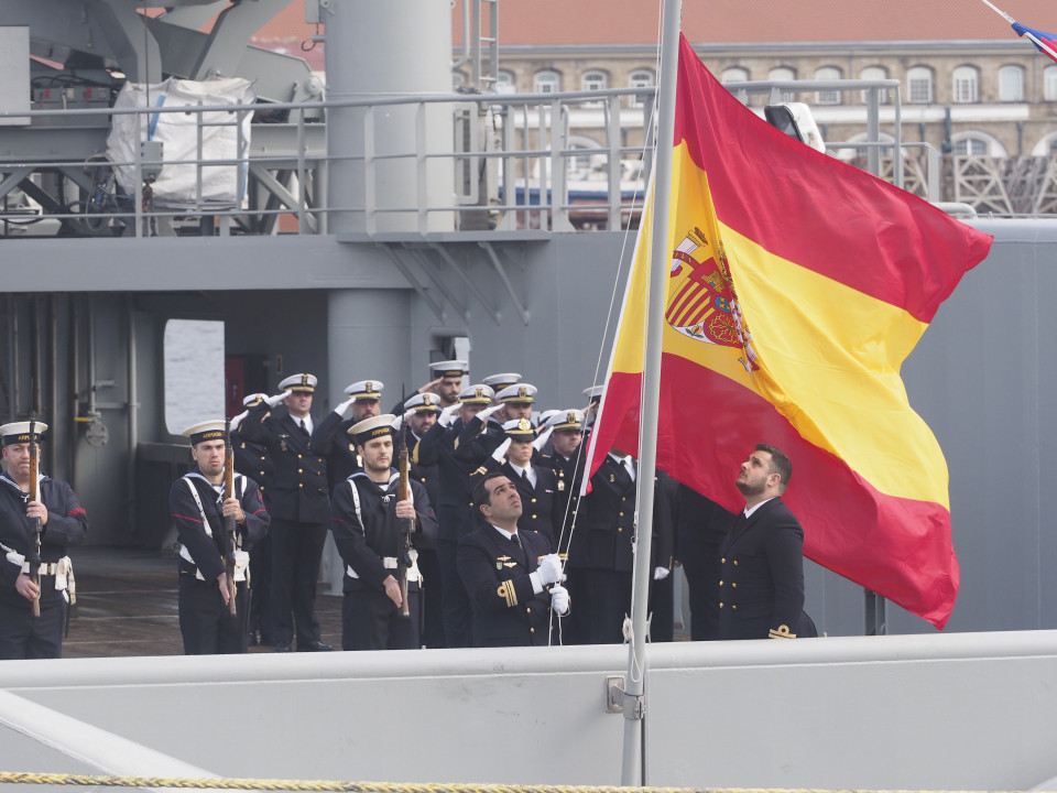 Izado de la bandera a bordo del Carnota en una foto de la Armada Espau00f1ola