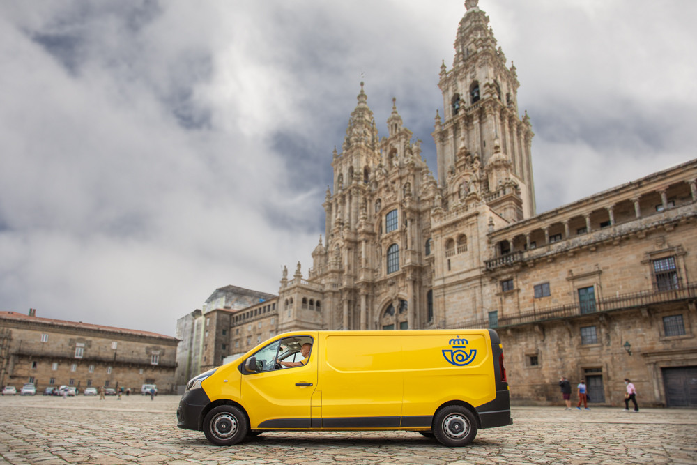 Furgoneta de Correos en la Praza del Obradoiro en una imagen de la empresa pu00fablica