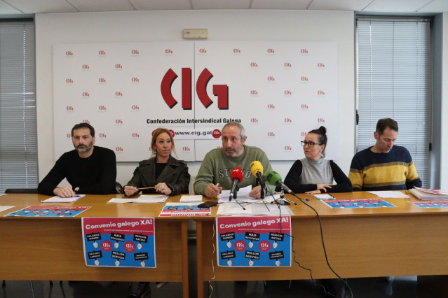 El responsable de negociación colectiva de CIG-Ensino, Henrique García, junto a delegados de la CIG en centros de menores informan de la campaña de recogida de firmas para mejorar las condiciones del personal de centros privados y de gestión indirecta