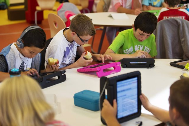 La Xunta prohíbe el uso de teléfonos móviles en los recreos y comedores de los centros escolares gallegos