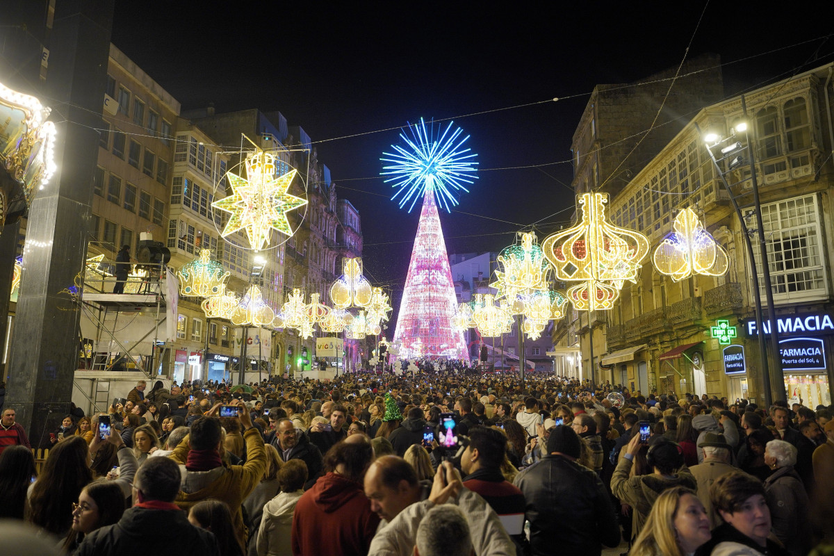 Centenares de personas asisten al encendido de las luces de Navidad 2023 de Vigo.