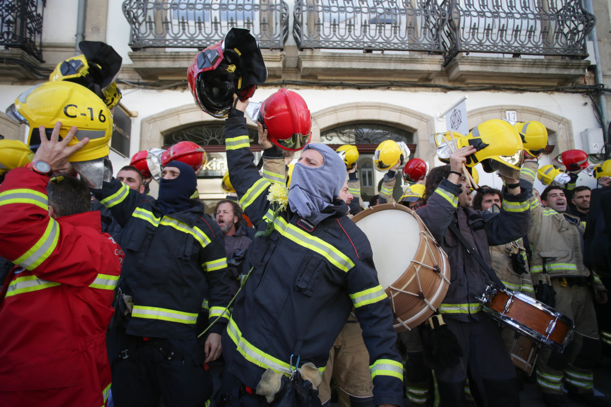 Archivo - Decenas de bomberos de los parques comarcales de Galicia durante la protesta por una mejora de las condiciones laborales, frente a la Diputación de Lugo, a 31 de octubre de 2023, en Lugo, G