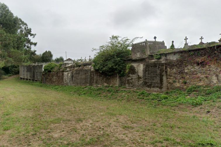 Una pared del cementerio de Barreiros cae y deja féretros a la vista después de años con riesgo de derrumbe