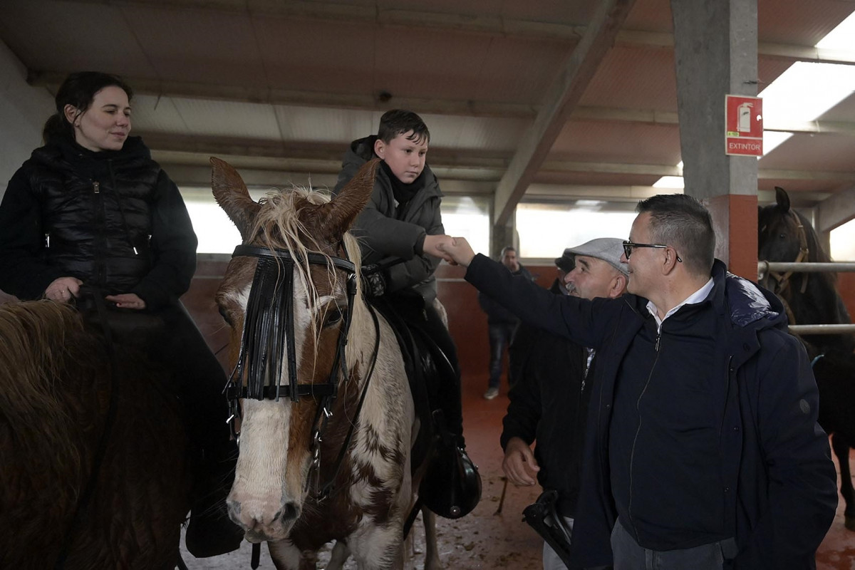 Archivo - El conselleiro do Medio Rural, José González, visita la Feira da nabiza e do queixo de Curtis.