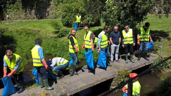 ​Veciños de Santiago únense para limpar o río Sarela