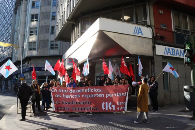 Protesta de delegados de la CIG por la negociación de los convenios en entidades financieras