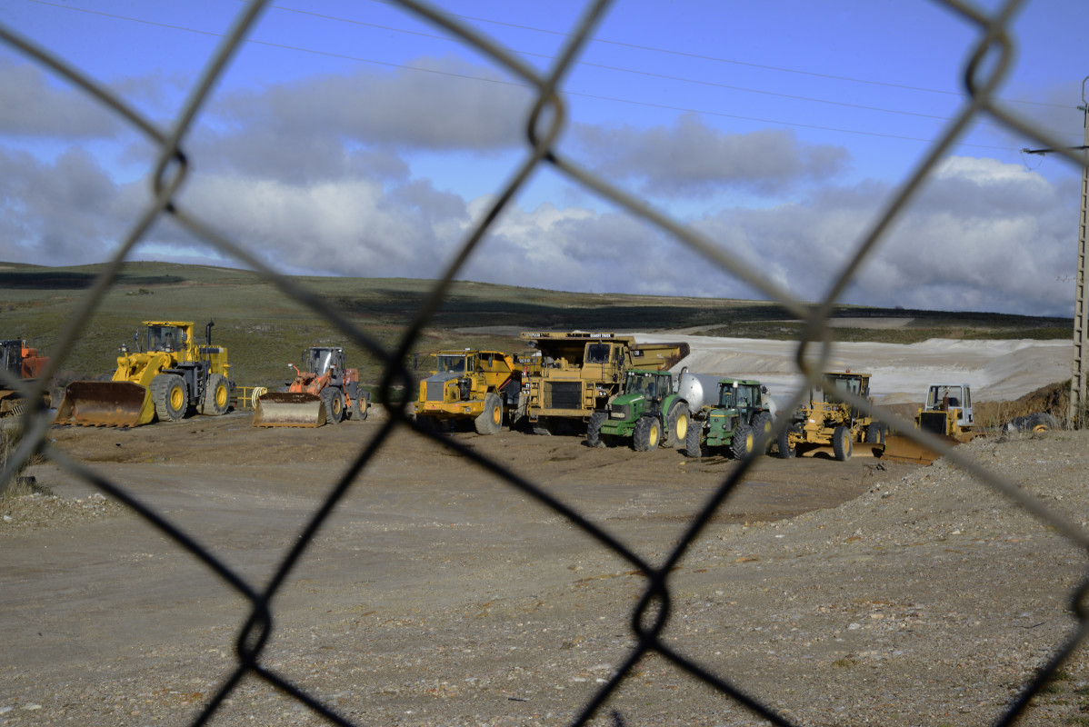 Maquinaria pesada en la mina de Penouta, a 2 de diciembre de 2023, en Viana do Bolo, Ourense, Galicia (España). Esta se trata de la única mina de coltán en toda Europa. Estaba siendo explotada por 