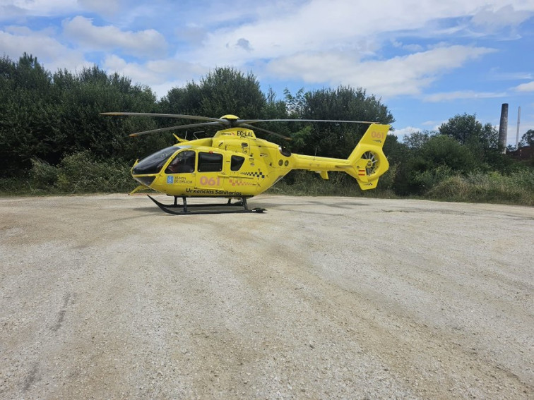 Evacúan a un motorista en helicóptero tras sufrir un accidente en Cortegada