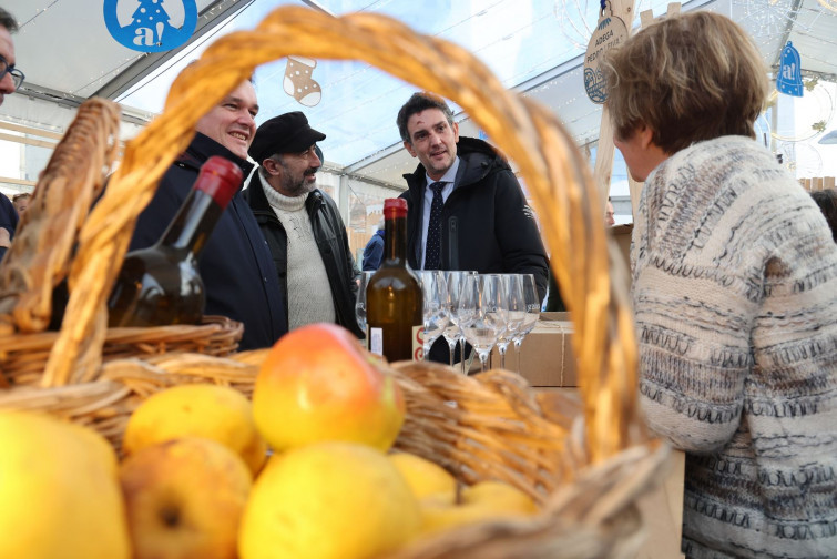 La Xunta remarca los productos amparados bajo el indicativo de 'Artesanía Alimentaria' en el mercado de Navidad de Lugo