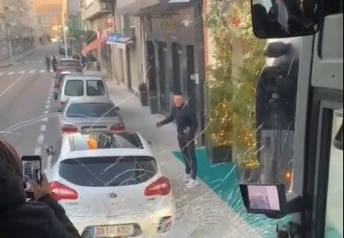 (VÍDEO) Un individuo ataca a palos un autobús lleno de pasajeros en Boiro