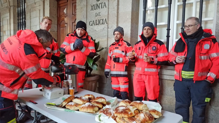 Continúa la concentración de bomberos comarcales en la Praza do Obradoiro mientras denuncian irregularidades