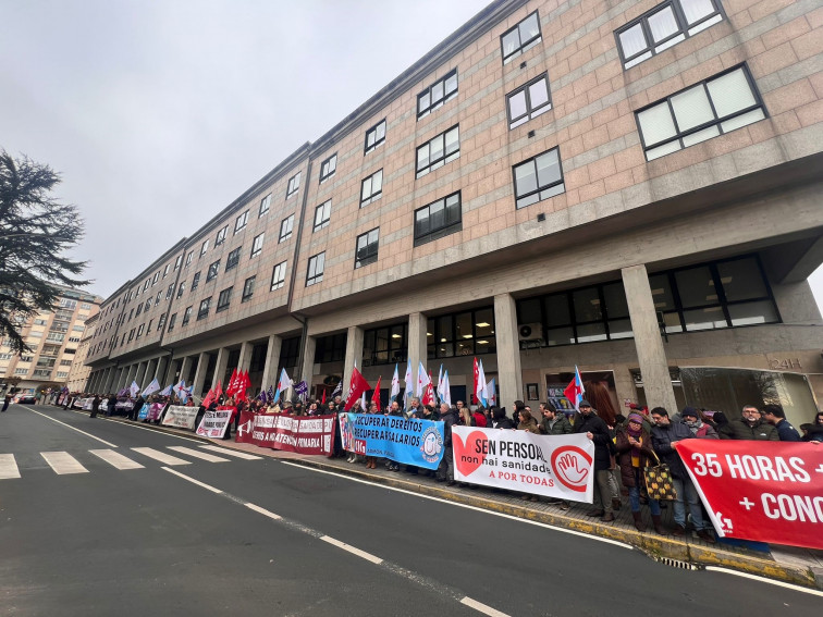 Un gran cordón de manifestantes ante el Parlamento de Galicia para demandar inversiones en Sanidad