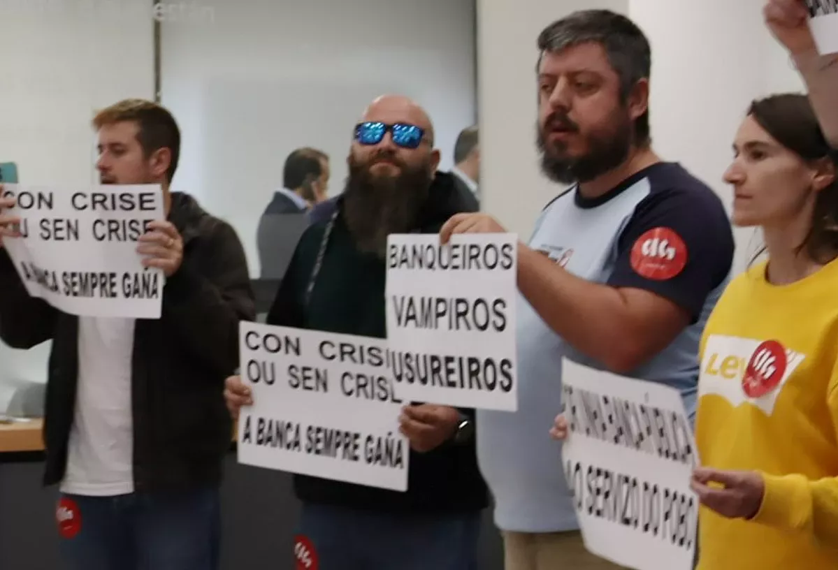 Sindicalitas protestando dentro de un Abanca en unan foto de CIG