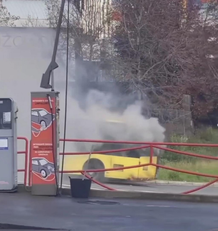 (VÍDEO) Arde otro autobús urbano en Santiago de Compostela sin pasajeros a bordo pero ante una gasolinera