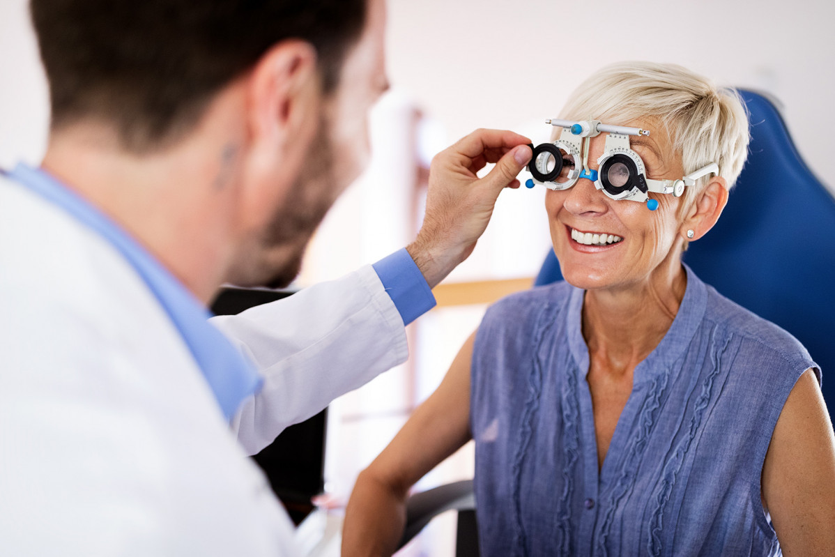 Fotografia de recurso. Revision visual con un optico optometrista