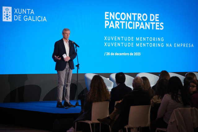 El presidente de la Xunta, Alfonso Rueda, interviene en el encuentro con participantes de los programas 'Xuventude Mentoring'.