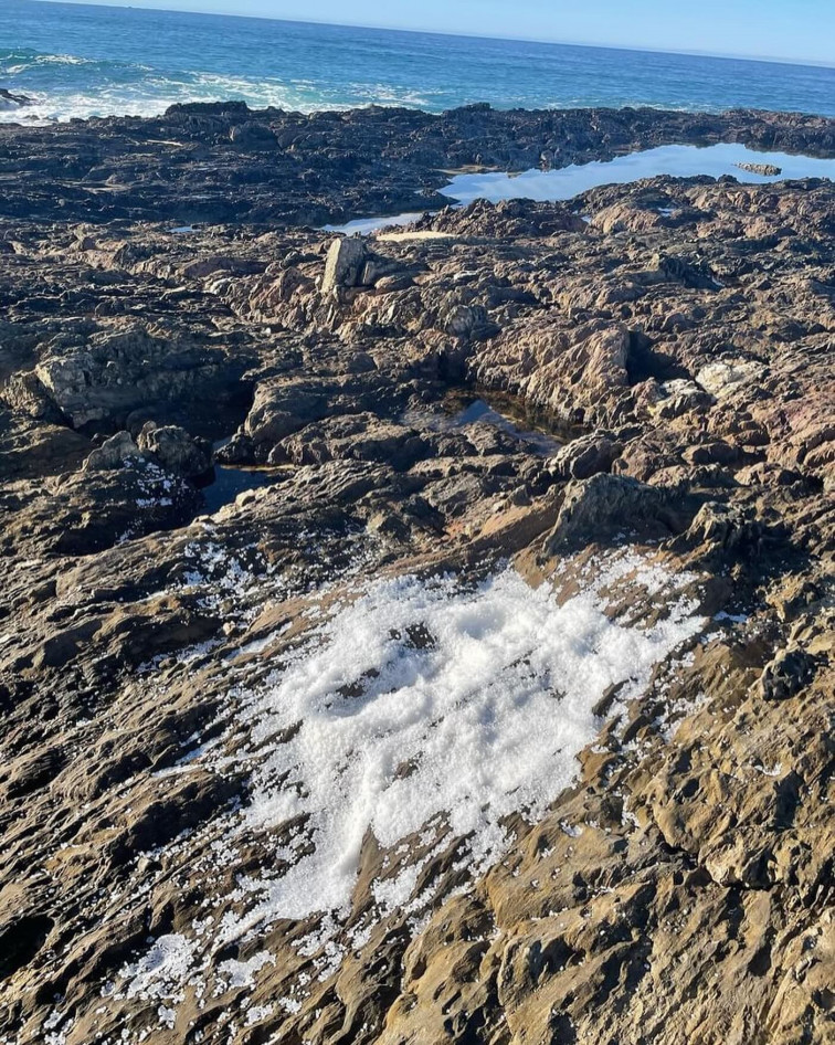 Las playas Louro, As Furnas y Espiñeirido, en Porto do Son, aparecen cubiertas de microplásticos