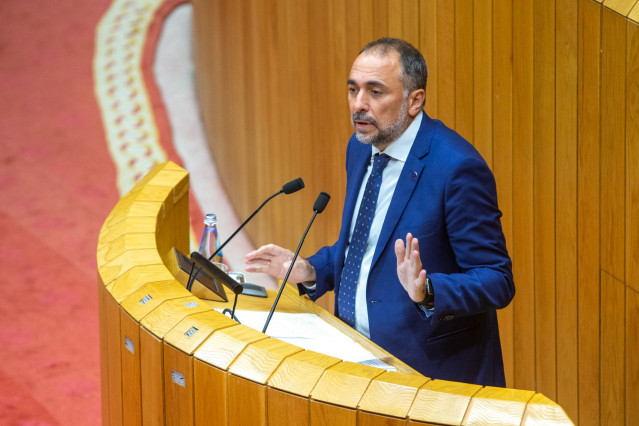 Archivo - El conselleiro de Sanidade, Julio García Comesaña, responde en el Parlamento de Galicia a las interpelaciones formuladas por la oposición