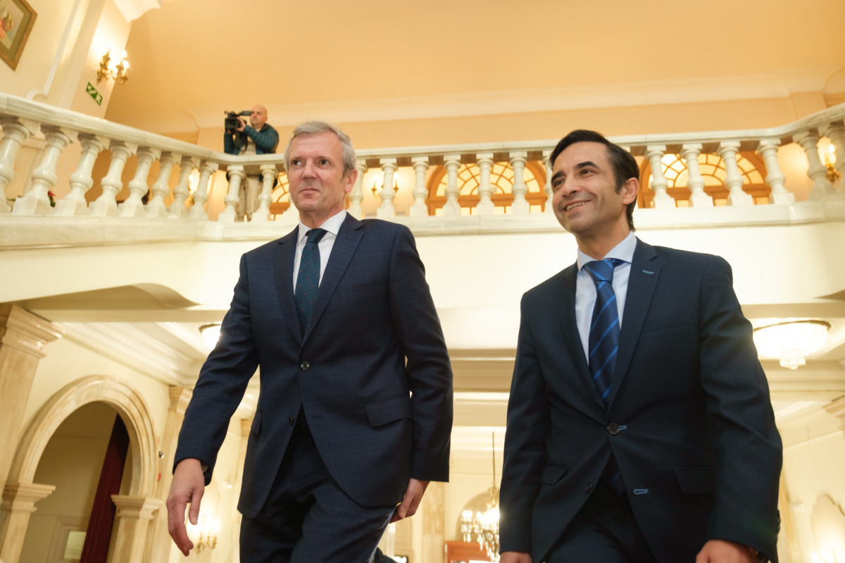 El presidente de la Xunta, Alfonso Rueda, y el alcalde de Ferrol, José Manuel Rey Varela, firman el convenio de colaboración del proyecto 'Abrir Ferrol al mar'