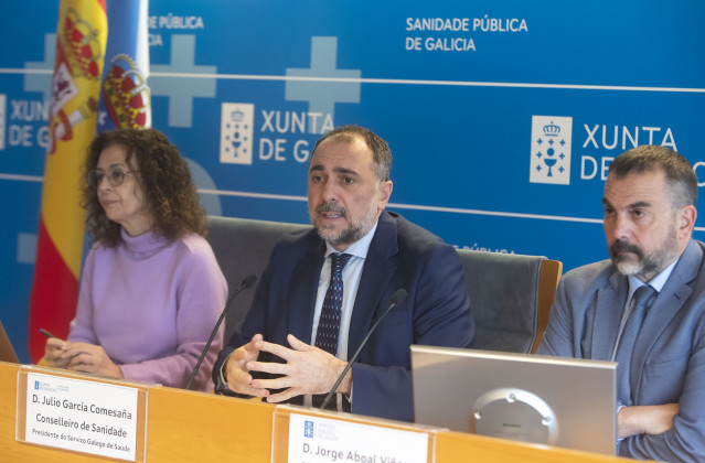 El conselleiro de Sanidade, Julio García Comesaña, la directora xeral de Saúde Pública, Carmen Durán Parrondo, y el director xeral de Asistencia Sanitaria, Jorge Aboal, en rueda de prensa.