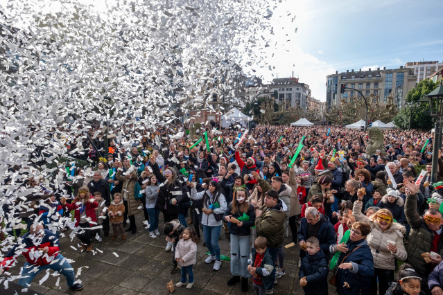 Asistentes a la fiesta de fin de año en Vilagarcía de Arousa-Pontevedra a las 12:00 del mediodía