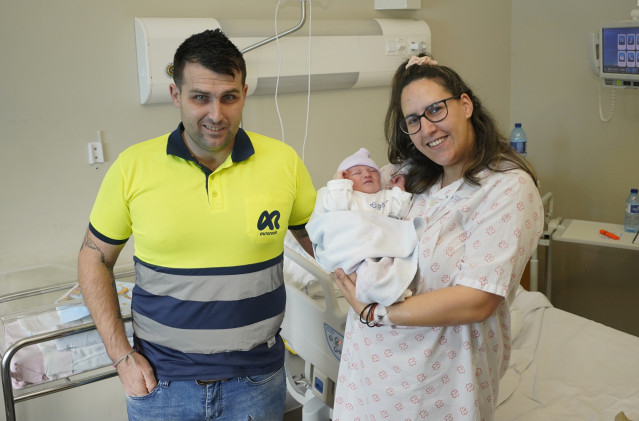 Fran Barreiro y Jenny Gallego, padres primerizos del ayuntamiento pontevedrés de Gondomar, posan con su hijo Kylian, que ha sido el primer bebé nacido en 2024 en España, en el Hospital Álvaro Cunqueiro.