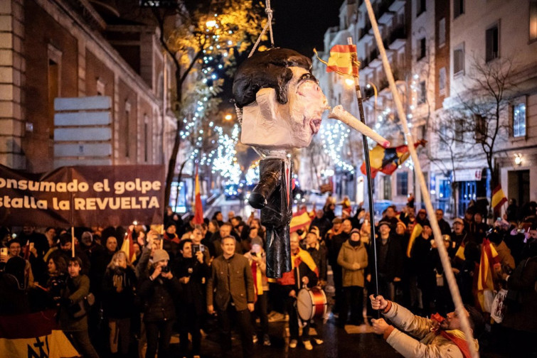 ¿Tiene la misma pena hacer rimas contra Juan Carlos I que apalear una piñata de Pedro Sánchez?