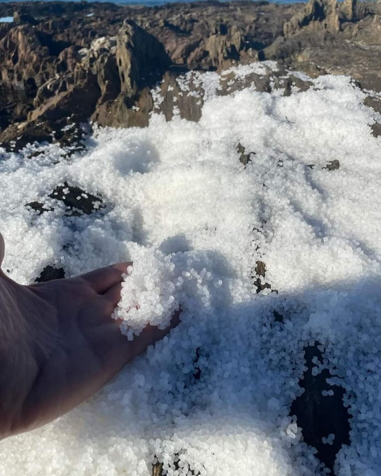 ¿Quién está contaminando la costa de Muros y Noia con miles de pellets de plástico?