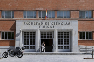 Archivo - Fachada de la Facultad de Ciencias Físicas el día del examen de la convocatoria extraordinaria de la Evaluación para el Acceso a la Universidad (EvAU), en la Facultad de Ciencias Físicas