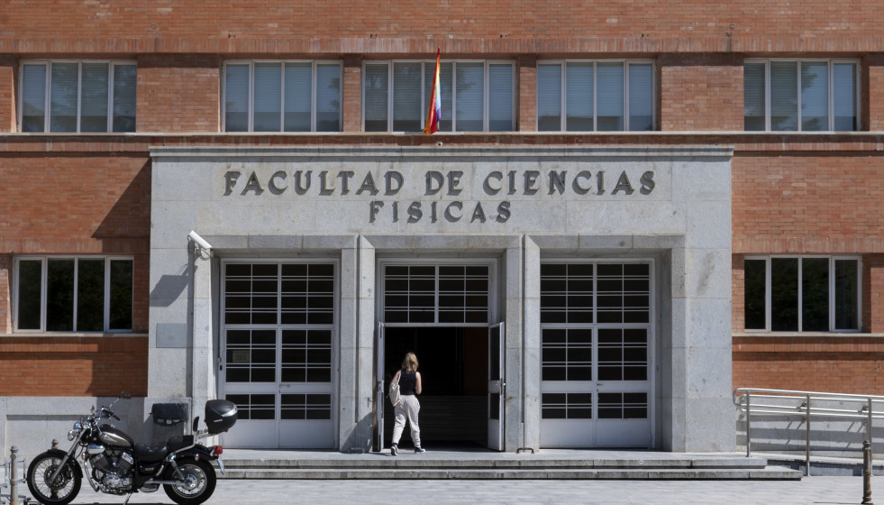 Archivo - Fachada de la Facultad de Ciencias Físicas el día del examen de la convocatoria extraordinaria de la Evaluación para el Acceso a la Universidad (EvAU), en la Facultad de Ciencias Físicas