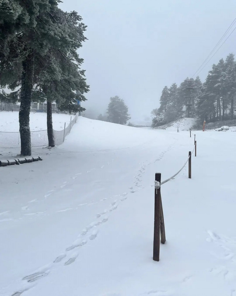 Las primeras nieves del año en la montaña ourensana tiñen de blanco la estación de Manzaneda