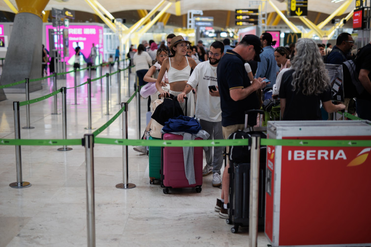 Once vuelos cancelados entre los tres aeropuertos gallegos y Madrid por la huelga en Iberia