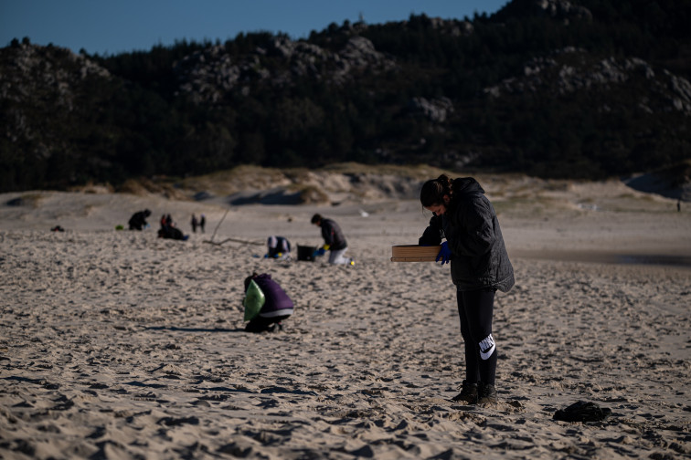 Los selfies en las playas y convocatorias ilegales para la recogida de pellets