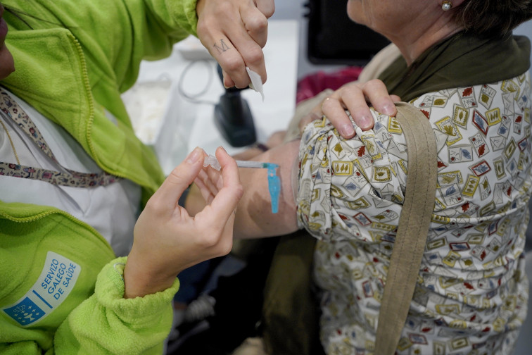 La campaña de vacunación contra la gripe y la Covid-19 se prorrogará en Galicia hasta el 26 de enero