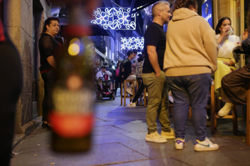 Archivo - Jóvenes lucenses disfrutan de la festividad de San Froilán en los locales y discotecas de la zona.