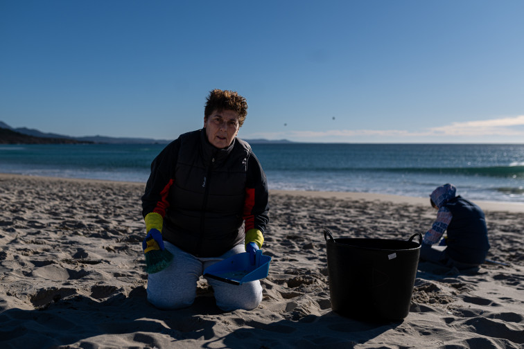 Mariscadoras y voluntarios de Afundación retiran 230 kilos de residuos de la playa de Ventín