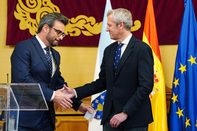 Archivo - Rueda y Diego Calvo se estrechan la mano en un acto público.