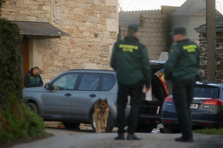 El detenido por matar a su padre en Guntín continúa en el hospital