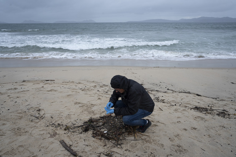 El avión de Salvamento Marítimo no localiza ningún saco de pelets en el mar