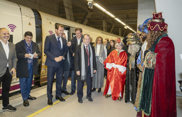 (I-D) El ministro de Transportes y Movilidad Sostenible, Óscar Puente; el candidato del PsdeG a la Xunta de Galicia, Xosé Ramón Gómez Besteiro y el alcalde de Vigo, Abel Caballero, llegan a la estación de Vigo en un tren Avril de alta velocidad, donde son