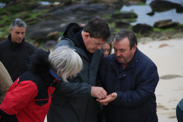 Candidato del PSdeG a la Presidencia de la Xunta, José Ramón Gómez Besteiro, en una playa de Carnota